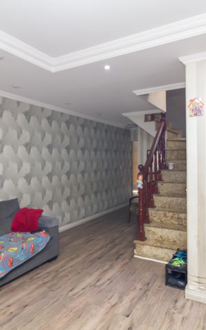 Casa à venda com 98m², 3 quartos e 2 vagas Casa à venda com 98m², 3 quartos e 2 vagasSala
