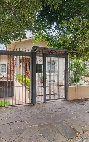 Casa à venda com 200m², 4 quartos e 2 vagasFachada