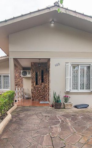 Casa à venda com 200m², 4 quartos e 2 vagasFachada