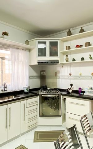 Casa à venda com 140m², 3 quartos e 2 vagasCozinha 