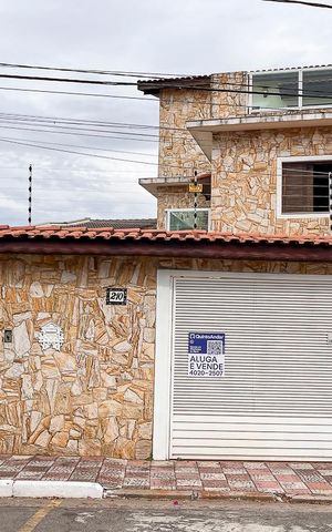 Casa à venda com 490m², 4 quartos e 6 vagasFachada + plaquinha