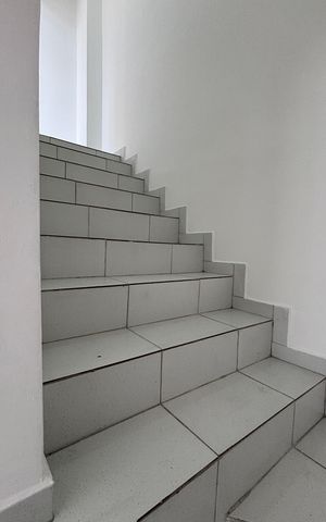 Apartamento para alugar com 100m², 2 quartos e 1 vaga Apartamento para alugar com 100m², 2 quartos e 1 vagaEscada