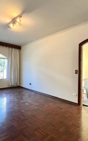 Casa à venda com 350m², 3 quartos e 2 vagas Casa à venda com 350m², 3 quartos e 2 vagasSala