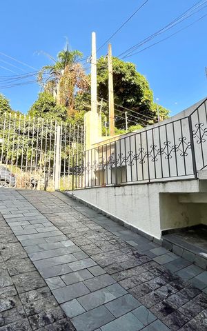 Casa à venda com 350m², 3 quartos e 2 vagas Casa à venda com 350m², 3 quartos e 2 vagasGaragem