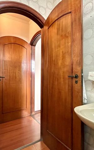 Casa à venda com 350m², 3 quartos e 2 vagas Casa à venda com 350m², 3 quartos e 2 vagasBanheiro Corredor