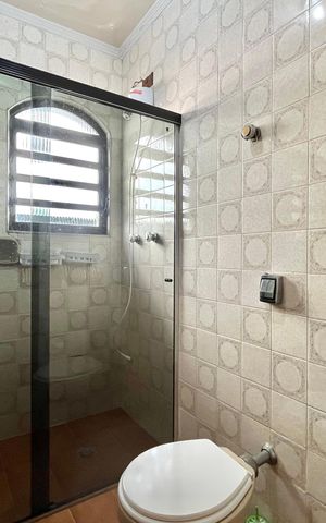 Casa à venda com 350m², 3 quartos e 2 vagas Casa à venda com 350m², 3 quartos e 2 vagasBanheiro Corredor