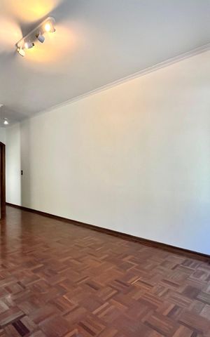 Casa à venda com 350m², 3 quartos e 2 vagas Casa à venda com 350m², 3 quartos e 2 vagasSala