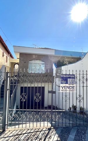Casa à venda com 350m², 3 quartos e 2 vagas Casa à venda com 350m², 3 quartos e 2 vagasFachada