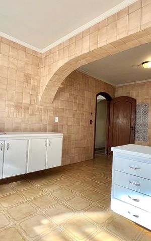 Casa à venda com 350m², 3 quartos e 2 vagas Casa à venda com 350m², 3 quartos e 2 vagasCozinha
