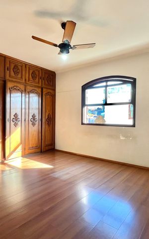 Casa à venda com 350m², 3 quartos e 2 vagas Casa à venda com 350m², 3 quartos e 2 vagasSuite