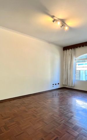 Casa à venda com 350m², 3 quartos e 2 vagas Casa à venda com 350m², 3 quartos e 2 vagasSala