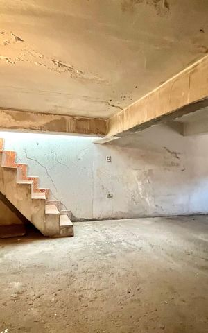 Casa à venda com 350m², 3 quartos e 2 vagas Casa à venda com 350m², 3 quartos e 2 vagasPorão