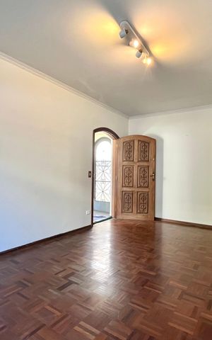 Casa à venda com 350m², 3 quartos e 2 vagas Casa à venda com 350m², 3 quartos e 2 vagasSala
