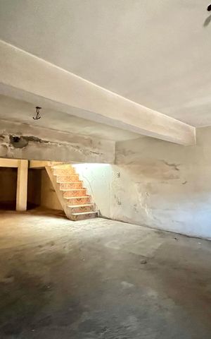 Casa à venda com 350m², 3 quartos e 2 vagas Casa à venda com 350m², 3 quartos e 2 vagasPorão