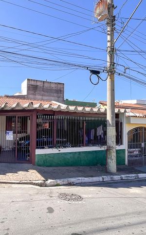 Casa à venda com 270m², 4 quartos e 2 vagasFachada + plaquinha