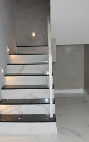 Casa de condomínio para alugar com 140m², 4 quartos e 3 vagasEscada