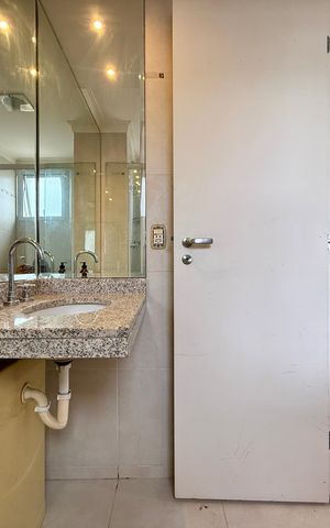 Apartamento à venda com 130m², 3 quartos e 2 vagas Apartamento à venda com 130m², 3 quartos e 2 vagasBanheiro Suíte 1