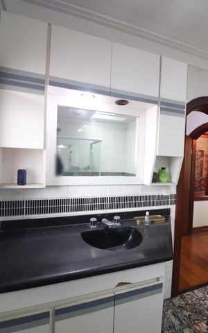 Casa à venda com 580m², 5 quartos e 10 vagasSuíte 1 Banheiro 