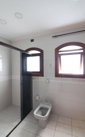 Casa à venda com 580m², 5 quartos e 10 vagasSuíte 3 Banheiro 