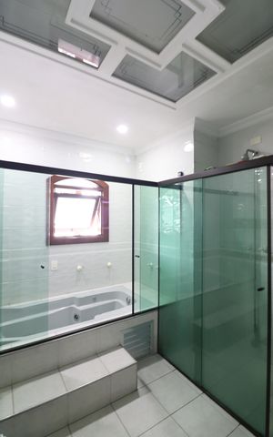 Casa à venda com 580m², 5 quartos e 10 vagasSuíte 2 Banheiro 