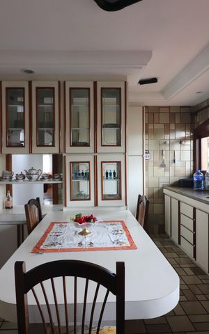 Casa à venda com 580m², 5 quartos e 10 vagasCozinha 