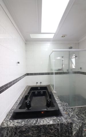 Casa à venda com 580m², 5 quartos e 10 vagasSuíte 1 Banheiro 