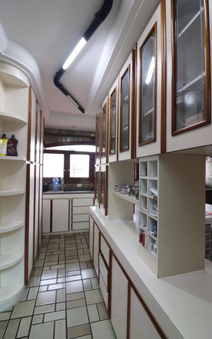 Casa à venda com 580m², 5 quartos e 10 vagasCozinha 