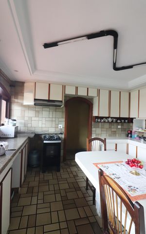 Casa à venda com 580m², 5 quartos e 10 vagasCozinha 