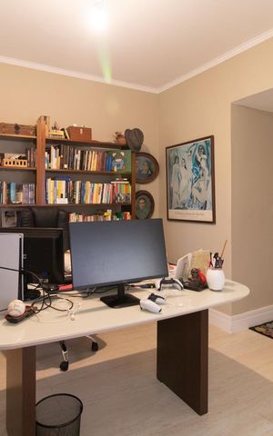 Casa à venda com 250m², 3 quartos e 3 vagas Casa à venda com 250m², 3 quartos e 3 vagasEscritório