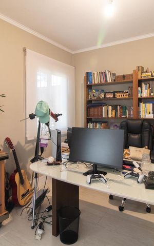 Casa à venda com 250m², 3 quartos e 3 vagas Casa à venda com 250m², 3 quartos e 3 vagasEscritório