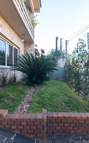 Casa à venda com 250m², 3 quartos e 3 vagas Casa à venda com 250m², 3 quartos e 3 vagasFachada
