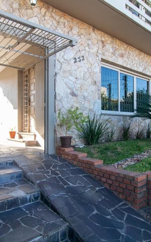 Casa à venda com 250m², 3 quartos e 3 vagas Casa à venda com 250m², 3 quartos e 3 vagasFachada