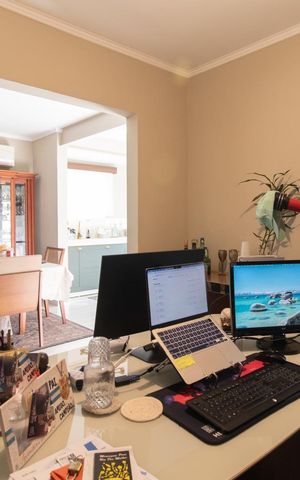 Casa à venda com 250m², 3 quartos e 3 vagas Casa à venda com 250m², 3 quartos e 3 vagasEscritório