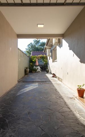 Casa à venda com 250m², 3 quartos e 3 vagas Casa à venda com 250m², 3 quartos e 3 vagasGaragem