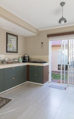 Casa à venda com 250m², 3 quartos e 3 vagas Casa à venda com 250m², 3 quartos e 3 vagascozinha