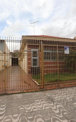 Casa para alugar com 300m², 2 quartos e 8 vagasFachada