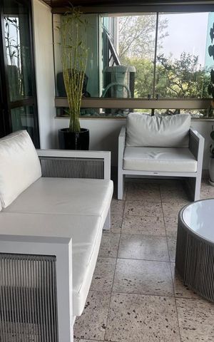 Apartamento à venda com 233m², 4 quartos e 2 vagas Apartamento à venda com 233m², 4 quartos e 2 vagasVaranda