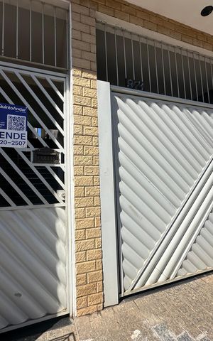 Casa à venda com 144m², 2 quartos e 2 vagas Casa à venda com 144m², 2 quartos e 2 vagasFachada