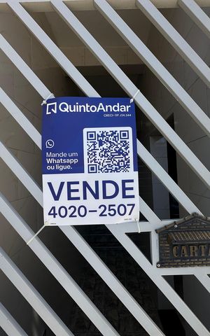 Casa à venda com 144m², 2 quartos e 2 vagas Casa à venda com 144m², 2 quartos e 2 vagasFachada