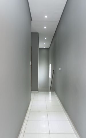 Casa à venda com 170m², 5 quartos e 4 vagas Casa à venda com 170m², 5 quartos e 4 vagasCorredor