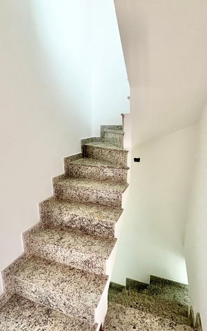 Casa de condomínio à venda com 124m², 3 quartos e 2 vagas Casa de condomínio à venda com 124m², 3 quartos e 2 vagasEscada