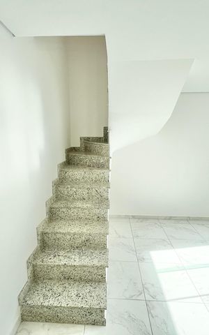 Casa de condomínio à venda com 124m², 3 quartos e 2 vagas Casa de condomínio à venda com 124m², 3 quartos e 2 vagasEscada