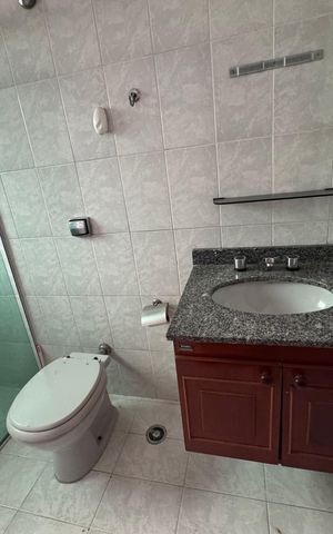 Casa à venda com 339m², 5 quartos e 3 vagas Casa à venda com 339m², 5 quartos e 3 vagasBanheiro da Suíte