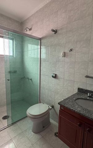 Casa à venda com 339m², 5 quartos e 3 vagas Casa à venda com 339m², 5 quartos e 3 vagasBanheiro da Suíte