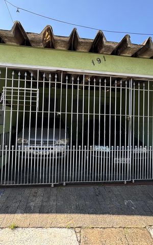 Casa à venda com 339m², 5 quartos e 3 vagas Casa à venda com 339m², 5 quartos e 3 vagasFachada com PLACA