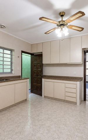 Casa à venda com 339m², 5 quartos e 3 vagas Casa à venda com 339m², 5 quartos e 3 vagasCozinha