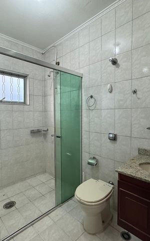 Casa à venda com 339m², 5 quartos e 3 vagas Casa à venda com 339m², 5 quartos e 3 vagasBanheiro 2