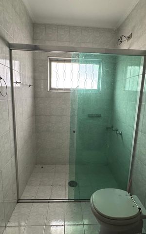 Casa à venda com 339m², 5 quartos e 3 vagas Casa à venda com 339m², 5 quartos e 3 vagasBanheiro da Suíte