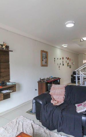Casa à venda com 220m², 3 quartos e 2 vagas Casa à venda com 220m², 3 quartos e 2 vagasSala