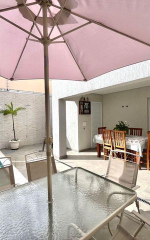Casa à venda com 200m², 3 quartos e 2 vagas Casa à venda com 200m², 3 quartos e 2 vagasQuintal